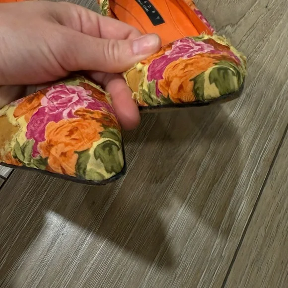 Laundry by Shelli Segal silk floral pumps size 7.5 - Picture 4 of 9